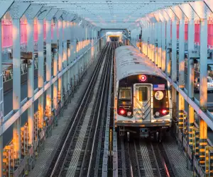 Greenpoint and Williamsburg: train coming over Williamsburg Bridge