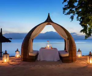 Le Jadis Beach Cabana dining